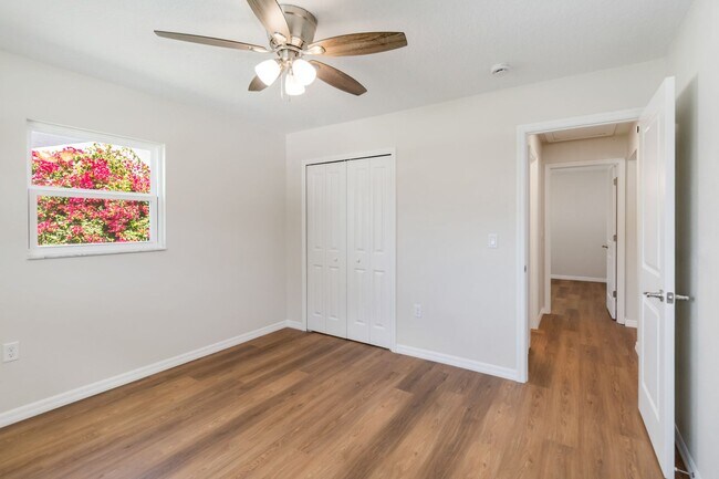 Building Photo - MOVE IN SPECIAL-Beautiful Newly Renovated 2/1 Duplex in St. Cloud Close To Lakefront