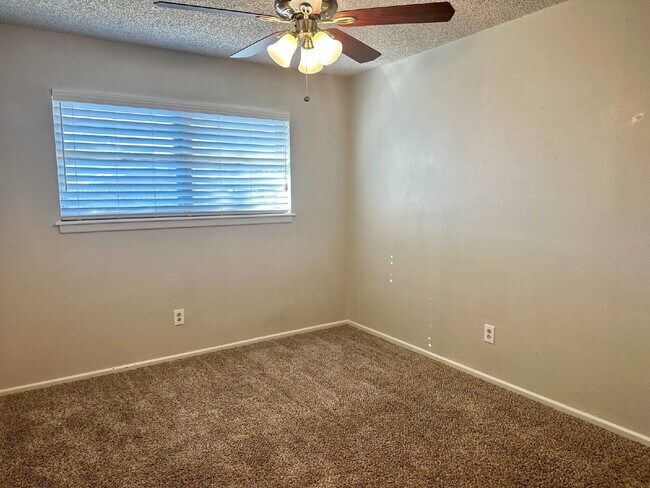 Building Photo - Beautiful 3/2 with a Bonus Room!