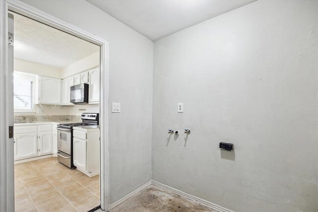 Building Photo - 5815 Bridgegate Dr
