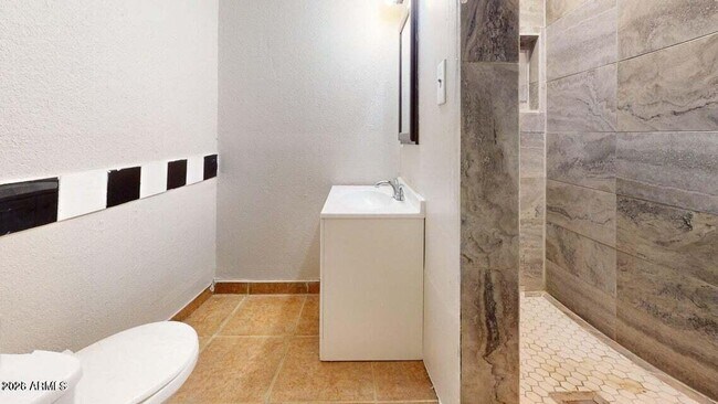 Building Photo - 2214 N 24th Pl