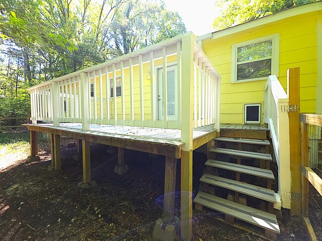 Building Photo - Welcome to this charming 3 bedroom, 2 bath...
