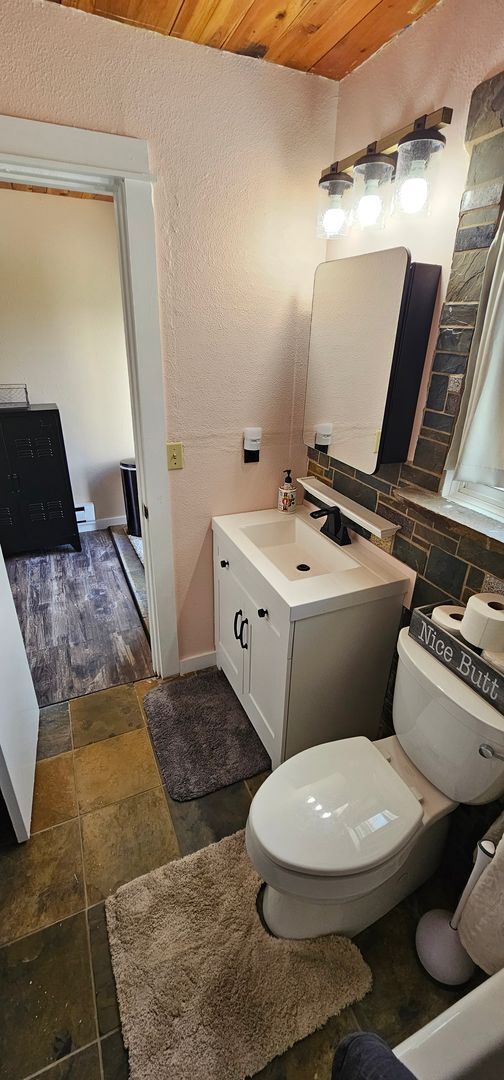 Building Photo - Fully Furnished, All Utilities Included, D...