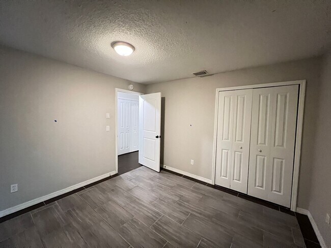 Building Photo - 2BD & 1 BA - Where Charm Meets Comfort: Yo...