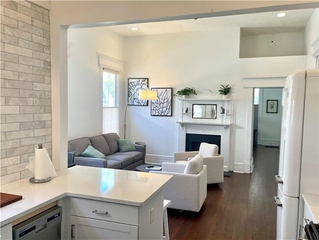 Building Photo - 1915 Union St