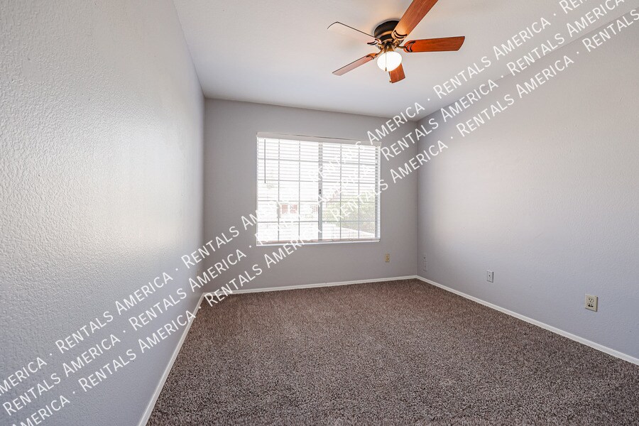 Building Photo - 5515 E Farmdale Ave