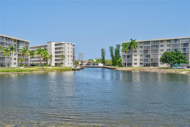 Building Photo - 2851 Leonard Dr