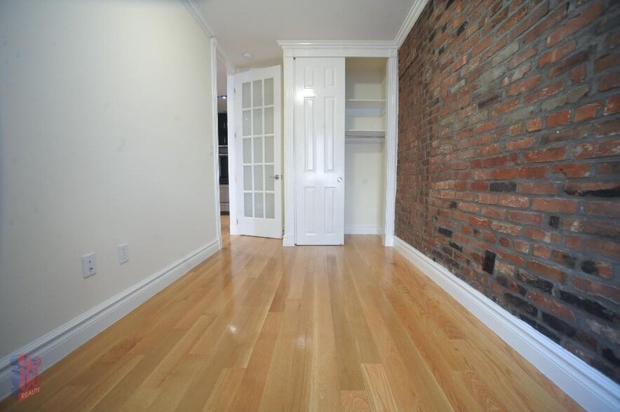 Building Photo - 562 Hudson St