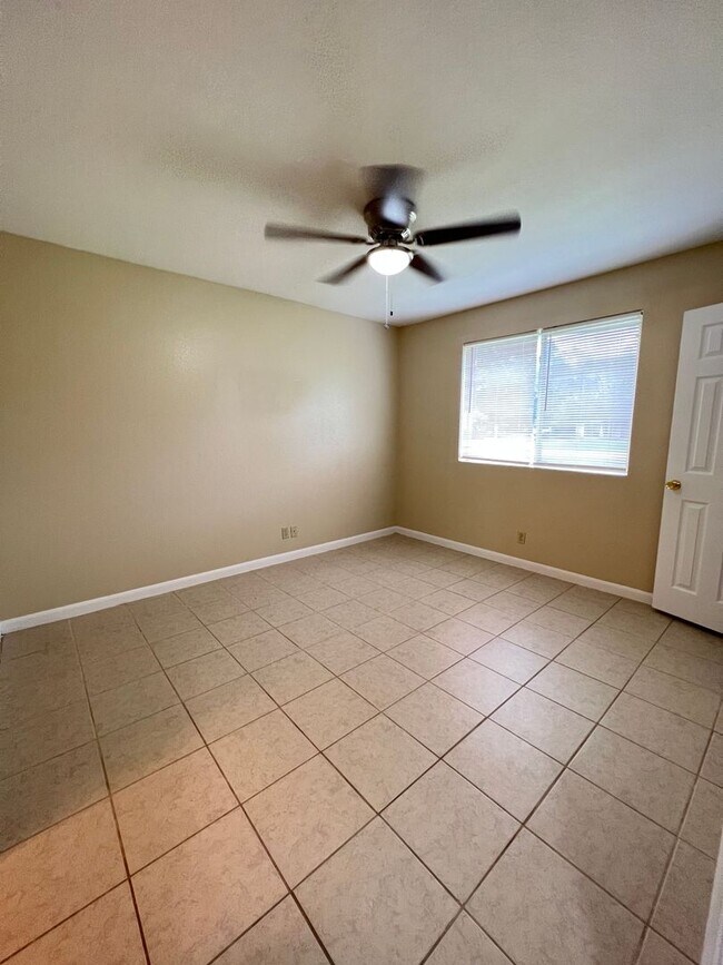 Building Photo - Newly refreshed 3BD/2BA duplex in Eagle Lake, TX