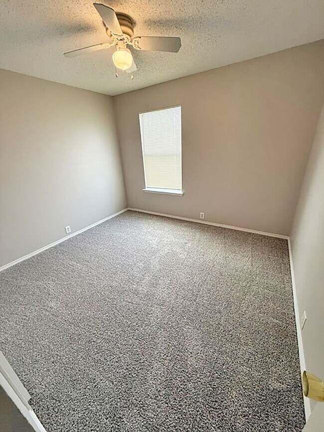 Building Photo - Great 4 Bdrm 2.5 Bath Home in Denton Tx