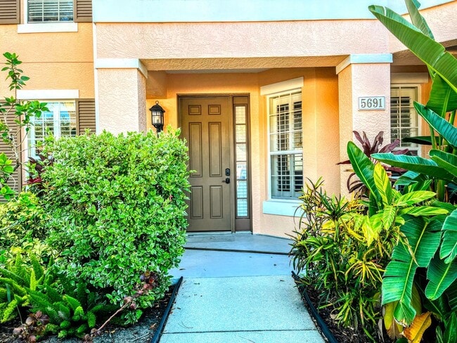 Building Photo - ANNUAL UNFURNISHED 2 bed 2 bath ground flo...