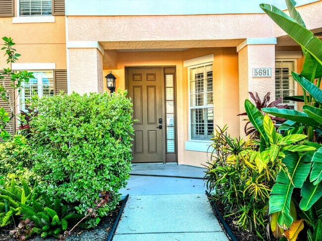 Building Photo - ANNUAL UNFURNISHED 2 bed 2 bath ground floor water front condo in Bradenton