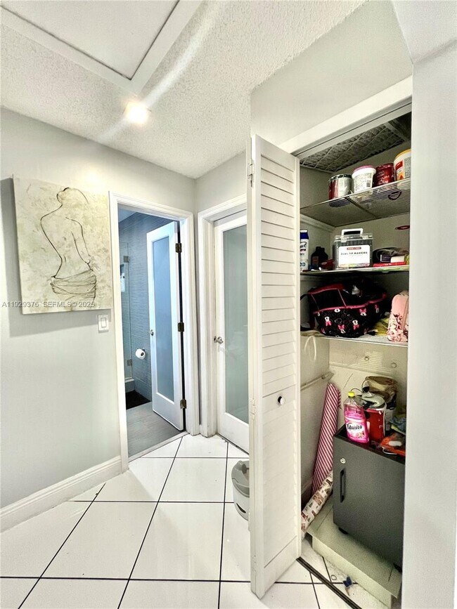 Building Photo - 1430 W 42nd St