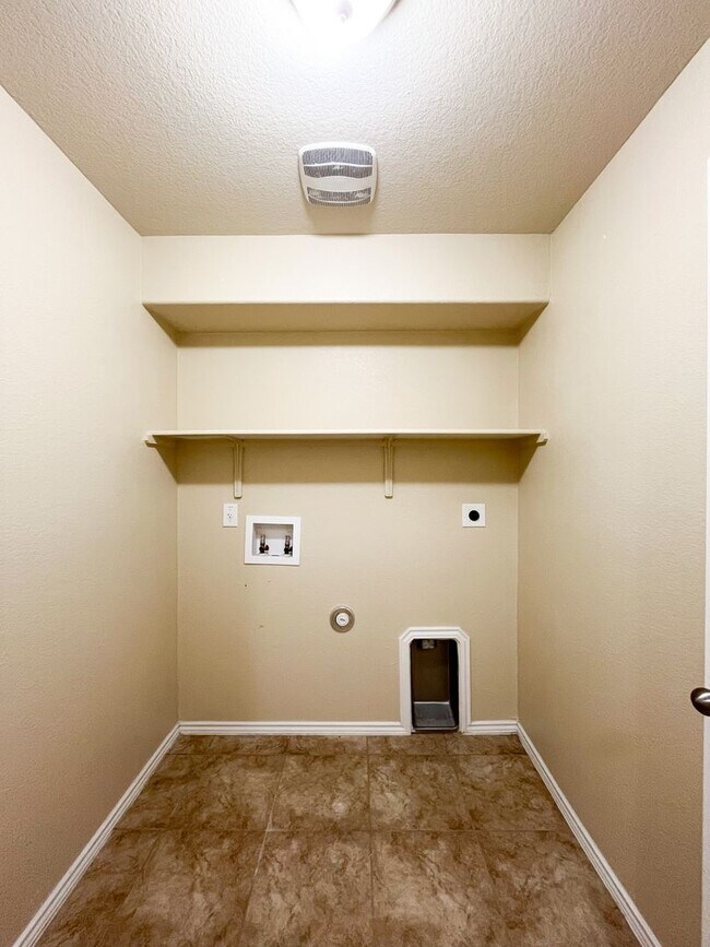 Building Photo - Available NOW!! Beautiful 1 story, 3 bedro...