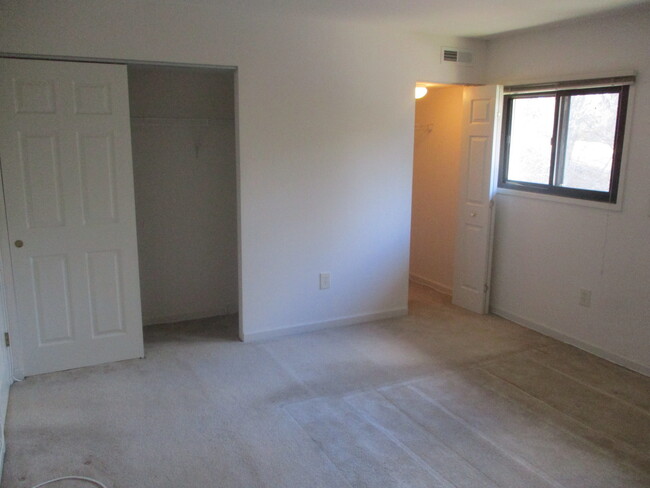 Building Photo - Beautiful 3 Bedroom Condo in Columbia!