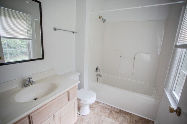 Building Photo - Spacious Blacksburg Townhome – Prime Location Near VT & Shopping