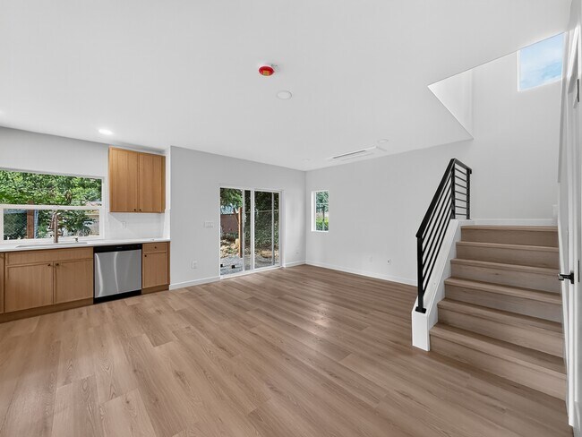 Building Photo - 328 NE 125th St