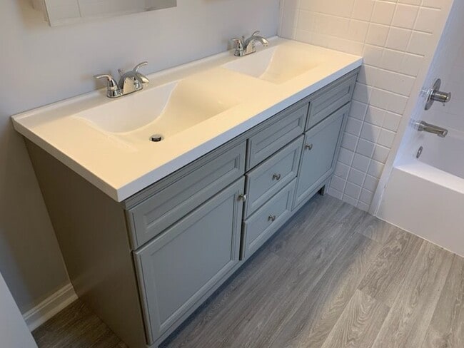 Building Photo - 190 Lake Shore Dr