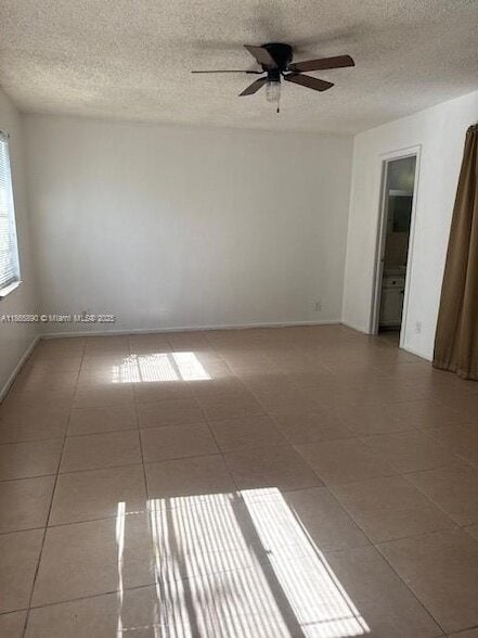 Building Photo - 3920 Woodside Dr