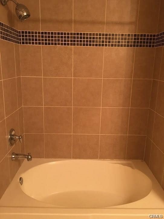Large bathtub - 1102 Scholarship