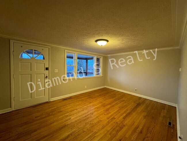 Building Photo - Gorgeous 2 Bedroom Home Available Early July - Great Location!