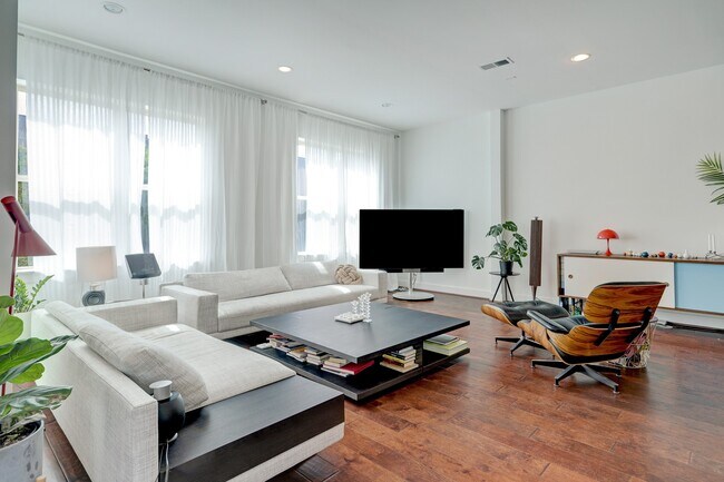 Building Photo - 1402 Eberhard St