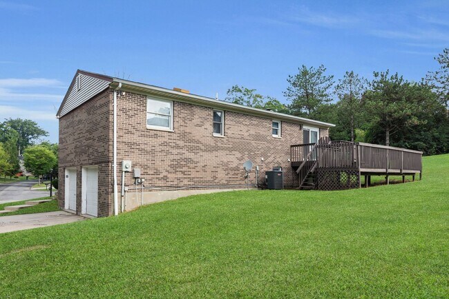 Building Photo - 2700 Queenswood Dr