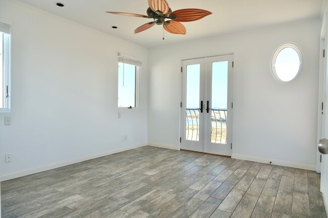 Building Photo - 1605-1612 E Seal Way