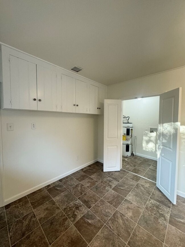 Building Photo - Spacious 3 Bedroom!