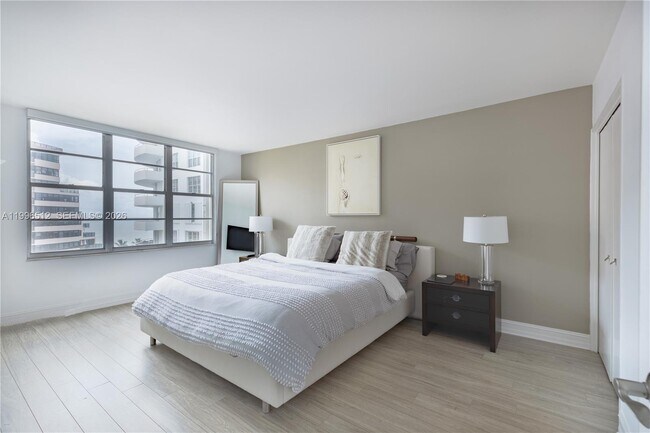 Building Photo - 5161 Collins Ave