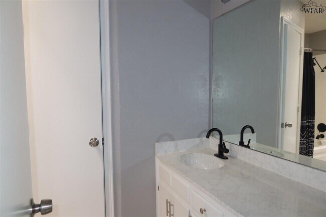 Building Photo - 5030 Edgecliff Dr