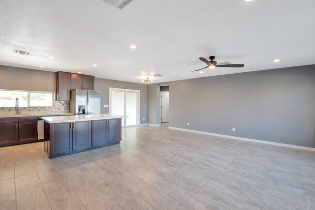 Building Photo - Large 6 Bed/3 Bath house close to ASU with awesome backyard