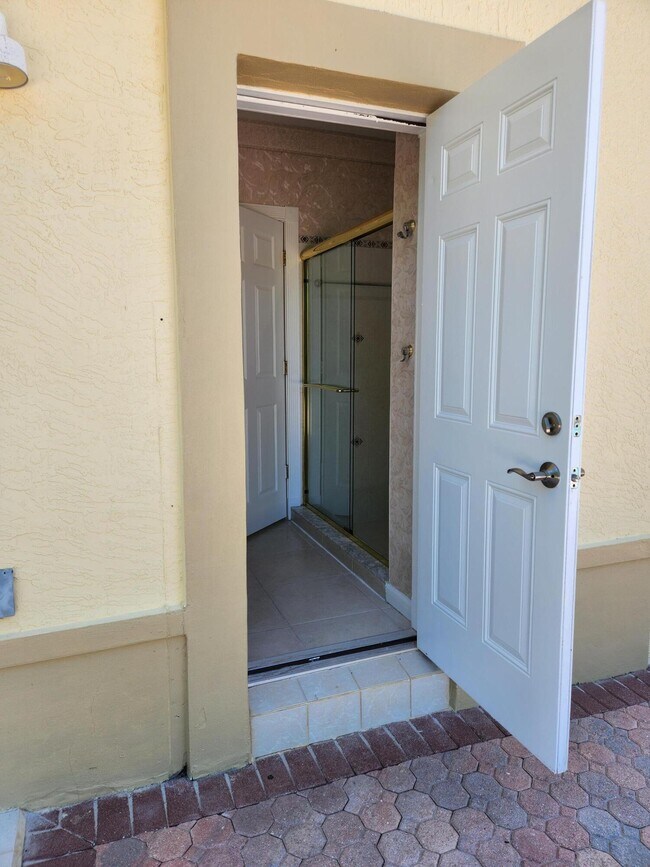 Building Photo - 17885 Fieldbrook Cir E