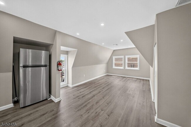 Building Photo - 467-469 Summer Avenue Unit 3