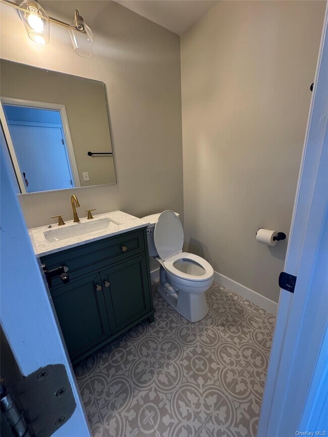 Building Photo - 28 Lakeview Dr