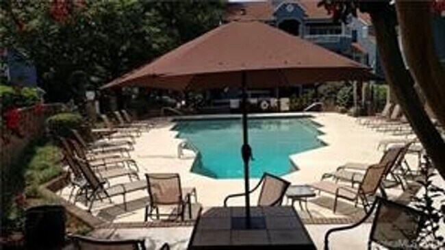 Building Photo - 1st Floor unit in Fourth Ward