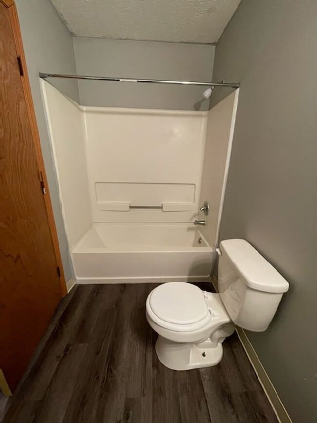 Building Photo - Beautiful 3 bed home 2 bath house w/ attac...