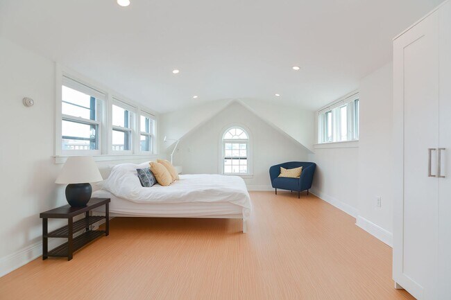 Building Photo - 37 Rocky Neck Ave