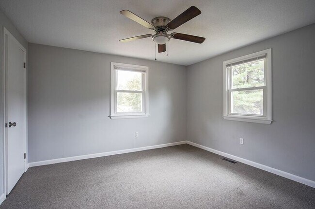 Building Photo - 1133-1135 N Westfield Street