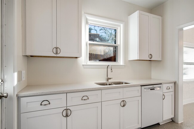 Building Photo - 1647 Lake Ella Dr