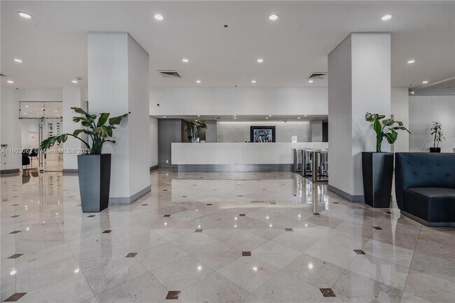 Building Photo - 100 Lincoln Rd