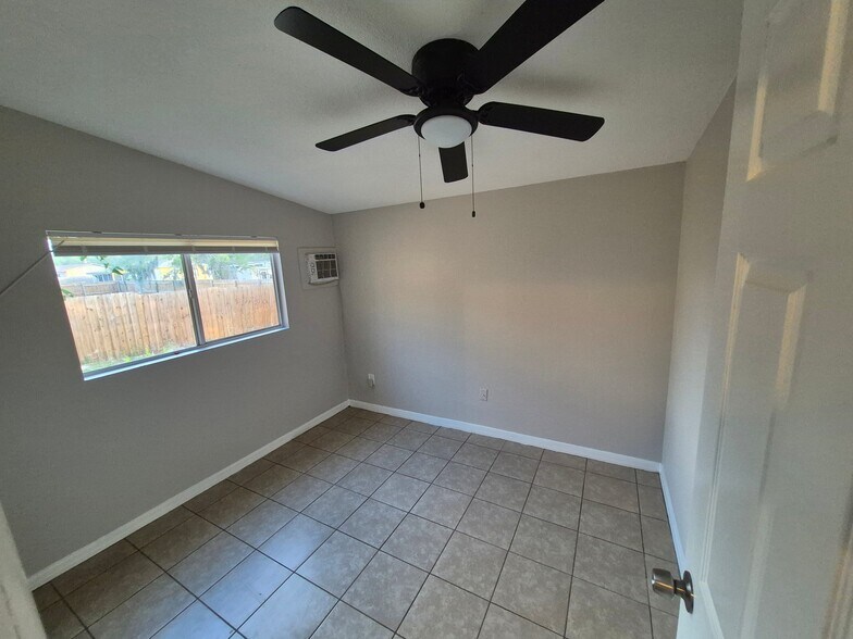 Building Photo - 7071 Holiday Dr