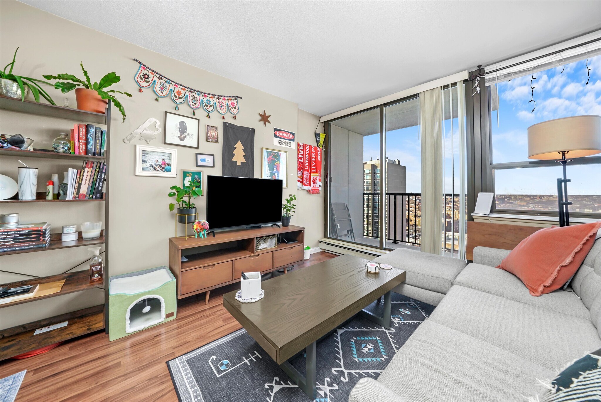 Building Photo - 2740 N Pine Grove Ave