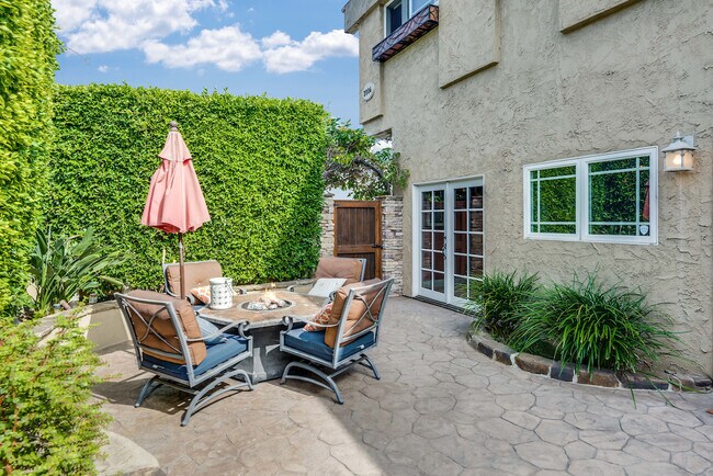 Building Photo - 2006 Manhattan Beach Blvd