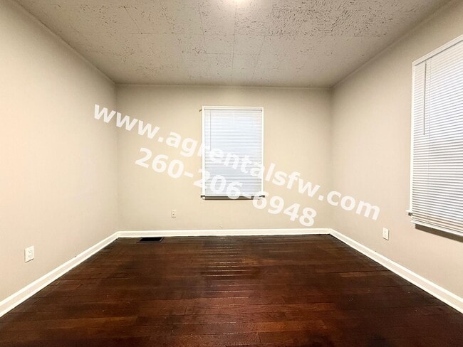 Building Photo - 2 Bedroom House