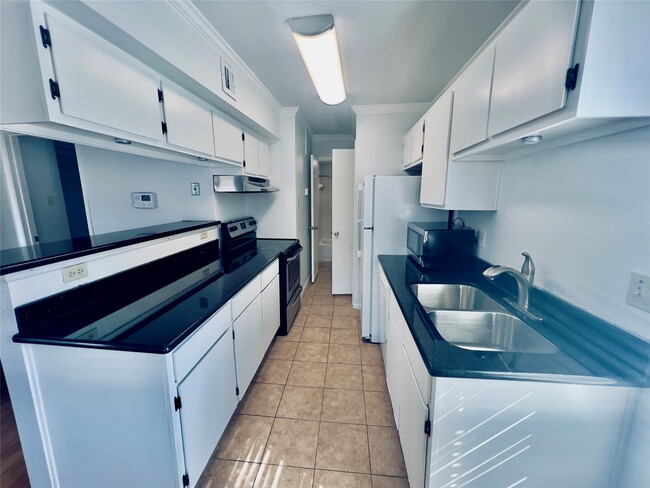 Building Photo - 2750 Holly Hall St