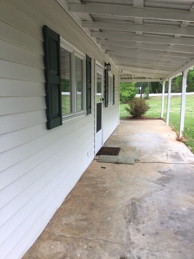 Building Photo - Country House on 1 Acre