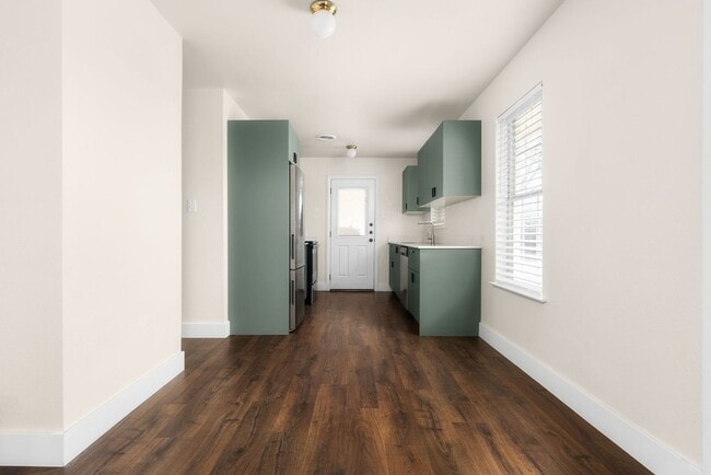 Building Photo - 2408 Ventura Dr