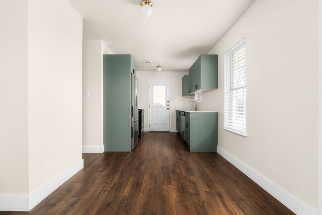 Building Photo - **Remodeled 2/1 Duplex in Southeast Austin – Modern Style, Open Layout, and Prime Location!**