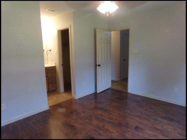 Building Photo - 400 E Locust St