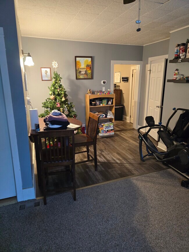 Building Photo - Bank Street